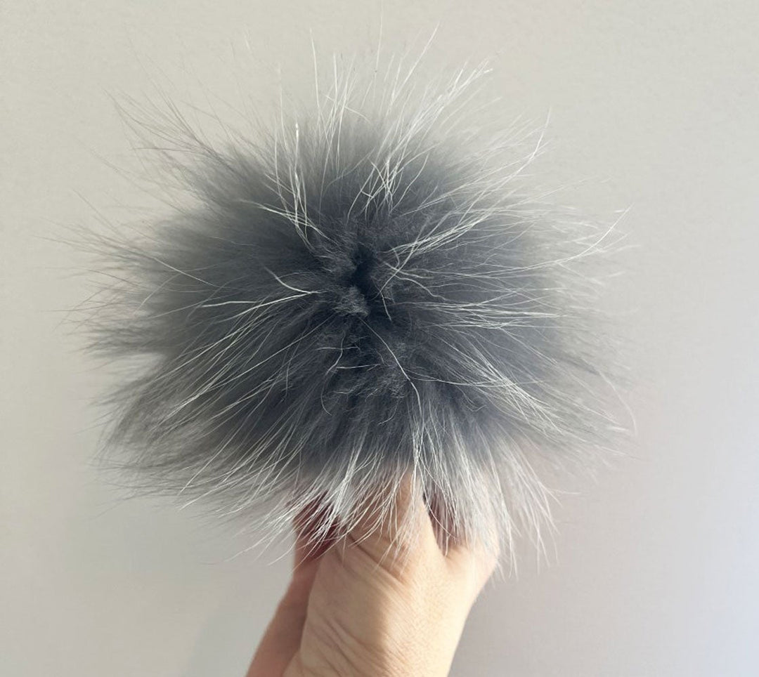Pompon en fourrure avec bouton plat