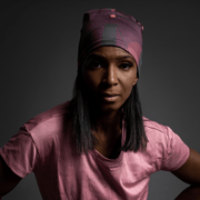 Young black woman wearing the sports cap designed by artist Varléry Goulet. The Graphometrics bamboo beanie is ideal for indoor and outdoor sports activities, walking, yoga, trail running, cycling and skiing. Perfect gift for the active woman. 