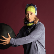 Womand training woth the scarf and beanie duo Yellow-Dots by the artist Valery Goulet
